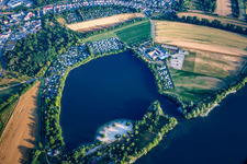 Vue aérienne de Steinhäuserwühlsee à Speyer dans le département Rhénanie-Palatinat, Allemagne