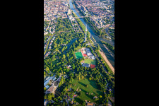 Vue aérienne de Luisenpark Mannheim avec tour de télécommunication Mannheim sur le Neckar, dans le cadre du Salon fédéral des jardins 2023 BUGA23 à le quartier Oststadt in Mannheim dans le département Bade-Wurtemberg, Allemagne
