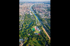 Vue aérienne de Luisenpark Mannheim avec tour de télécommunication Mannheim sur le Neckar, dans le cadre du Salon fédéral des jardins 2023 BUGA23 à le quartier Oststadt in Mannheim dans le département Bade-Wurtemberg, Allemagne