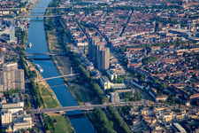 Vue aérienne de Neckarufer Nord avec le pont Ebert, le pont Collini et le pont Kurpfalz à le quartier Neckarstadt-Ost in Mannheim dans le département Bade-Wurtemberg, Allemagne