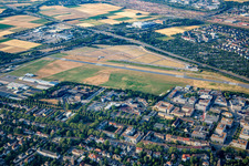 Vue aérienne de Aéroport de la ville depuis le nord-ouest à le quartier Neuostheim in Mannheim dans le département Bade-Wurtemberg, Allemagne