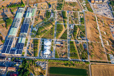 Vue aérienne de TERRAIN EXPÉRIMENTAL Derrière la scène principale du parc Spinelli de l'Exposition fédérale de jardinage Mannheim BUGA 2023 à le quartier Käfertal in Mannheim dans le département Bade-Wurtemberg, Allemagne