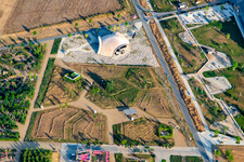 Vue aérienne de Pavillon de la région métropolitaine Rhin-Neckar et pavillon en bois bionique dans le parc Spinelli au Salon fédéral des jardins (BUGA) 2023 à le quartier Käfertal in Mannheim dans le département Bade-Wurtemberg, Allemagne