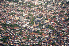 Vue aérienne de Hôtel de ville et église des apôtres - Paroisse Jean XXIII à Viernheim dans le département Hesse, Allemagne
