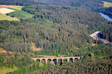 Viaduc de Himbächel à le quartier Hetzbach in Oberzent dans le département Hesse, Allemagne hors des airs