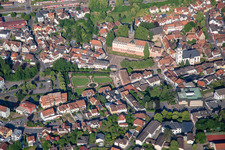 Vue aérienne de Château Erbach, jardin d'agrément Erbach et église de la ville Erbach depuis l'est à le quartier Lauerbach in Erbach dans le département Hesse, Allemagne