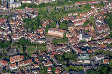 Vue aérienne de Château Erbach, jardin d'agrément Erbach et église de la ville Erbach depuis l'est à le quartier Lauerbach in Erbach dans le département Hesse, Allemagne
