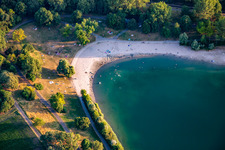Vue aérienne de Plage du lac Vogelstang à le quartier Wallstadt in Mannheim dans le département Bade-Wurtemberg, Allemagne