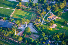 Vue aérienne de Station de téléphérique du Luisenpark au parc Spinelli de l'Exposition fédérale des jardins Mannheim BUGA 2023 à le quartier Oststadt in Mannheim dans le département Bade-Wurtemberg, Allemagne