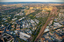 Vue aérienne de Zone commerciale de Fahrlach à le quartier Schwetzingerstadt in Mannheim dans le département Bade-Wurtemberg, Allemagne