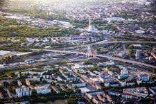 Vue aérienne de Routes surélevées B37 et B44 au-dessus de la gare à le quartier Mitte in Ludwigshafen am Rhein dans le département Rhénanie-Palatinat, Allemagne