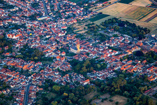 Bellheim dans le département Rhénanie-Palatinat, Allemagne du point de vue du drone