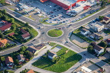 Vue aérienne de Rond-point avec armoiries de la ville à Ptuj dans le département Slovénie, Slovénie