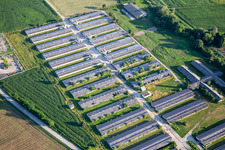 Vue aérienne de Anciennes serres avec système photovoltaïque et club cycliste Kolesarski klub perutnina Ptuj à Ptuj dans le département Slovénie, Slovénie