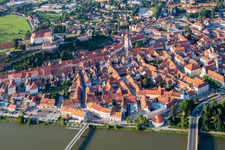 Vue oblique de Vieille ville vue du sud derrière les ponts sur la Drava/Dravo à Ptuj dans le département Slovénie, Slovénie