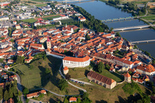 Vue aérienne de Château Ptuj/Grade Ptuj au-dessus de la vieille ville depuis le nord à Ptuj dans le département Slovénie, Slovénie