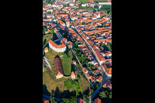 Vue aérienne de Prešernova ulica sous le château à Ptuj dans le département Slovénie, Slovénie