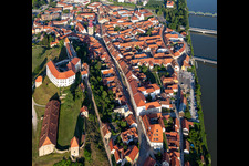 Vue aérienne de Prešernova ulica sous le château à Ptuj dans le département Slovénie, Slovénie