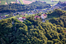 Vue aérienne de Église de Župnijska cerkev sv. Marije Vnebovzete et Café Huda Liza sur le Vurberg à Duplek dans le département Slovénie, Slovénie