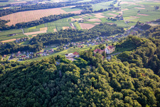 Vue aérienne de Église de Župnijska cerkev sv. Marije Vnebovzete et Café Huda Liza sur le Vurberg à Duplek dans le département Slovénie, Slovénie