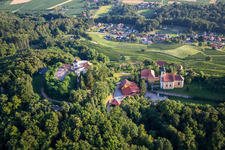 Vue oblique de Église de Župnijska cerkev sv. Marije Vnebovzete et Café Huda Liza sur le Vurberg à Duplek dans le département Slovénie, Slovénie