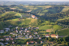 Vue aérienne de Église de Gorca - Marijina cerkev contre Malečniku à Maribor dans le département Slovénie, Slovénie