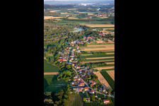 Vue aérienne de Village de rue sur la Drave à Starše dans le département Slovénie, Slovénie