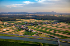 Vue aérienne de Village derrière l'autoroute E59 à Starše dans le département Slovénie, Slovénie