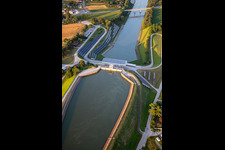 Vue aérienne de Centrale hydroélectrique HE Zlatoličje avec panneaux photovoltaïques sur la digue du canal de la Drave HE Zlatoličje à Starše dans le département Slovénie, Slovénie