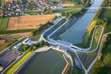 Photographie aérienne de Centrale hydroélectrique HE Zlatoličje avec panneaux photovoltaïques sur la digue du canal de la Drave HE Zlatoličje à Starše dans le département Slovénie, Slovénie