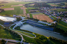 Vue oblique de Centrale hydroélectrique HE Zlatoličje avec panneaux photovoltaïques sur la digue du canal de la Drave HE Zlatoličje à Starše dans le département Slovénie, Slovénie