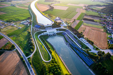 Centrale hydroélectrique HE Zlatoličje avec panneaux photovoltaïques sur la digue du canal de la Drave HE Zlatoličje à Starše dans le département Slovénie, Slovénie hors des airs
