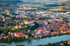 Vue aérienne de Vieille ville vue du nord-ouest à Ptuj dans le département Slovénie, Slovénie