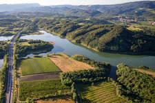 Vue aérienne de Réservoir de Vogrscek sous le pont de l'autoroute à Ajdovščina dans le département Slovénie, Slovénie
