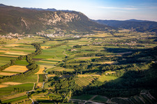 Vue aérienne de Vallée au pied du parc national de Ledenik na Nanosu à Vipava dans le département Slovénie, Slovénie