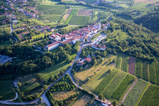 Photographie aérienne de Château Sainte-Croix / Grad Vipavski Križ à Ajdovščina dans le département Slovénie, Slovénie