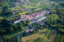 Vue oblique de Château Sainte-Croix / Grad Vipavski Križ à Ajdovščina dans le département Slovénie, Slovénie