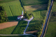 Vue aérienne de Çerkev St. Petra à Ajdovščina dans le département Slovénie, Slovénie