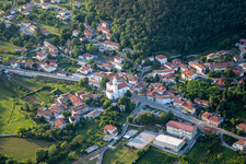 Vue aérienne de Kiche Župnijska cerkev sv. Vida à Ajdovščina dans le département Slovénie, Slovénie