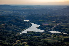Vue aérienne de Réservoir de Vogrscek sous le pont de l'autoroute à Ajdovščina dans le département Slovénie, Slovénie