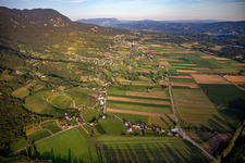 Vue aérienne de La vallée de Lijak vue de l'ouest au coucher du soleil à Nova Gorica dans le département Slovénie, Slovénie