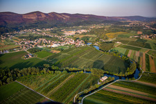 Vue aérienne de Les méandres de la rivière Vipava à Renče-Vogrsko dans le département Slovénie, Slovénie