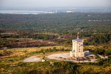 Vue aérienne de Tour de guet de Cerje sur la chaîne de collines / Drevored hvaležnosti à Miren-Kostanjevica dans le département Slovénie, Slovénie
