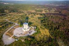 Tour de guet de Cerje sur la chaîne de collines / Drevored hvaležnosti à Miren-Kostanjevica dans le département Slovénie, Slovénie hors des airs