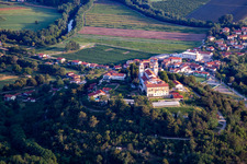 Vue aérienne de Château de Miren à Miren-Kostanjevica dans le département Slovénie, Slovénie