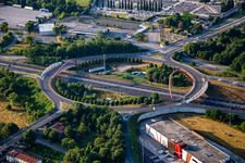 Vue aérienne de Rond-point au-dessus de l'A34 à Gorizia dans le département Gorizia, Italie