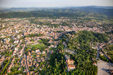 Vue aérienne de Centre-ville depuis le sud-est à Gorizia dans le département Gorizia, Italie