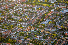 Vue aérienne de Mozartstrasse au bord du lac à le quartier Offenbach in Offenbach an der Queich dans le département Rhénanie-Palatinat, Allemagne
