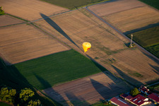 Vue aérienne de Les montgolfières de PfalzGas ont atterri à Billigheim-Ingenheim dans le département Rhénanie-Palatinat, Allemagne