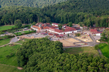 Vue aérienne de Écurie frite dans le monastère de Liebfrauenberg à Bad Bergzabern dans le département Rhénanie-Palatinat, Allemagne